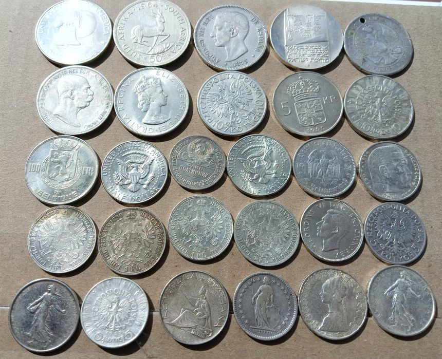 Продам срібні монети великого та середнього розміру