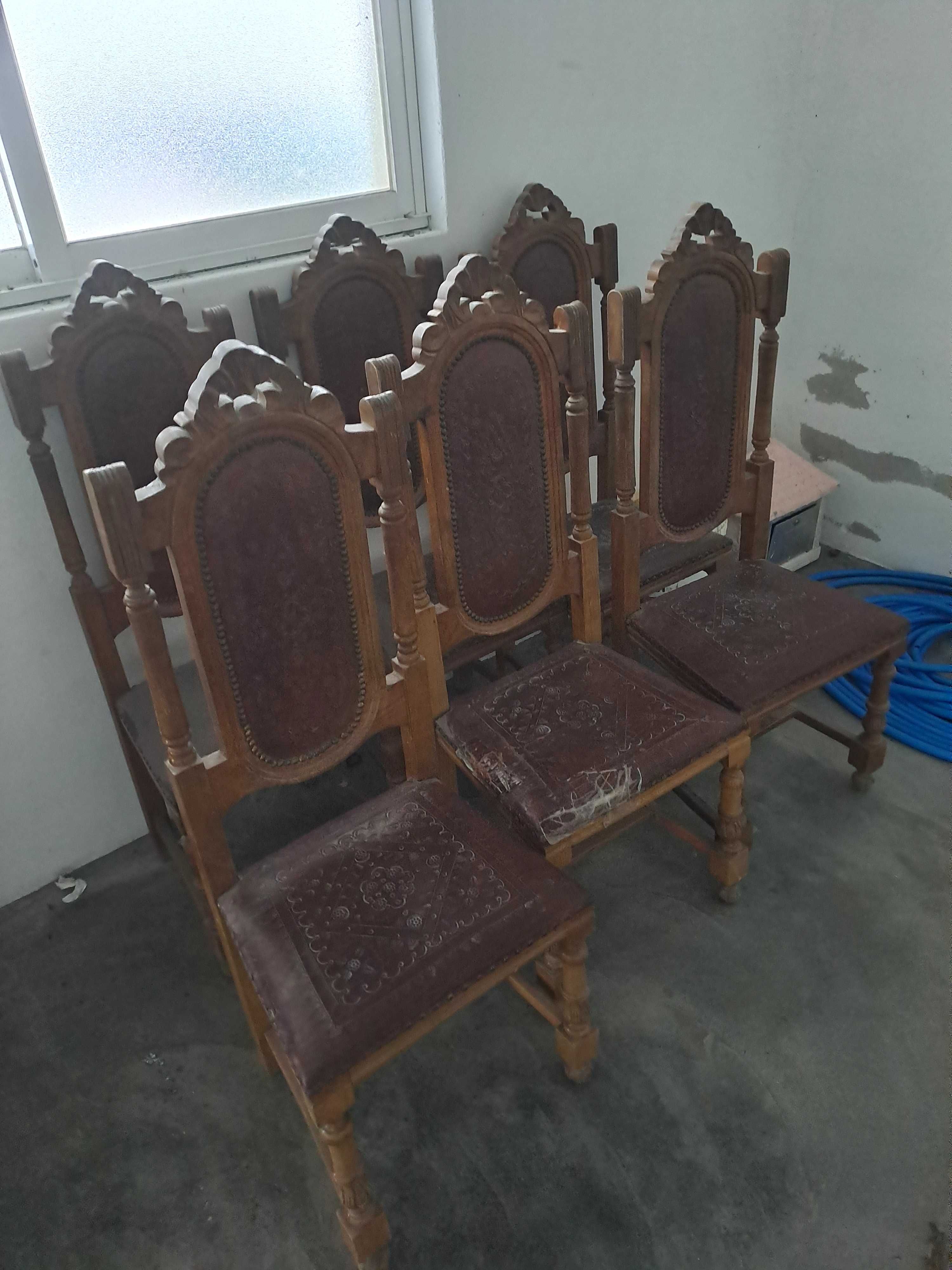 Cadeiras em madeira maciça