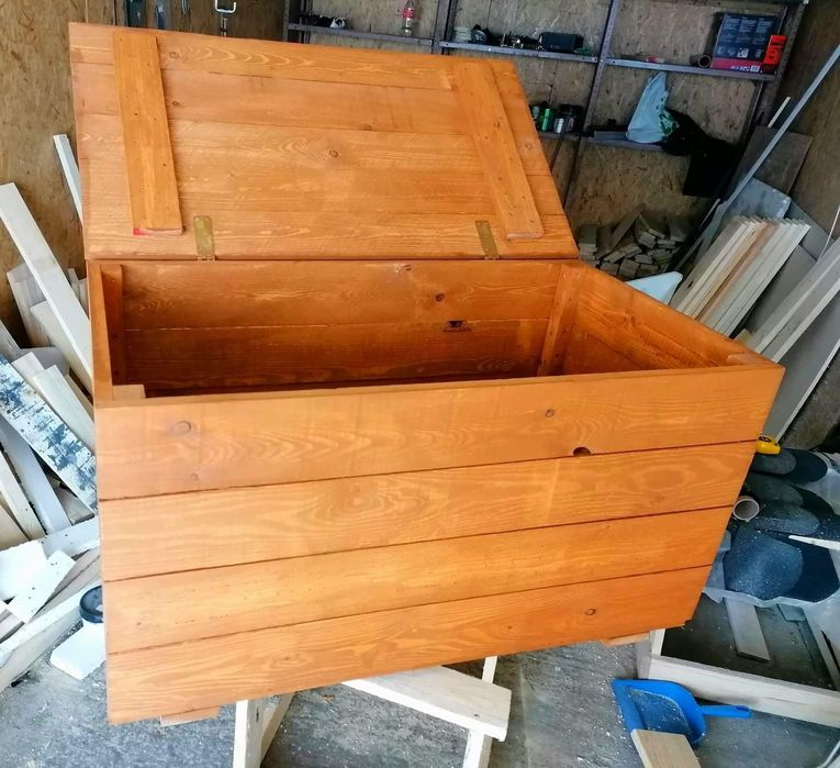Drewniana skrzynia do ogrodu