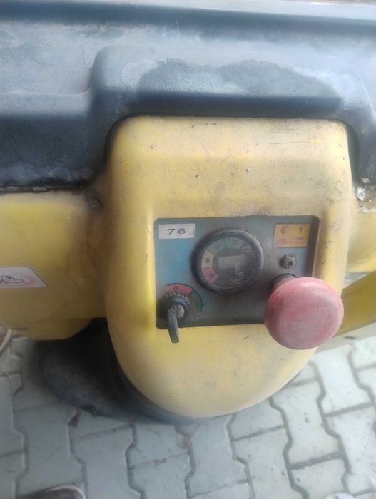 paleciak elektryczny z ładowarką