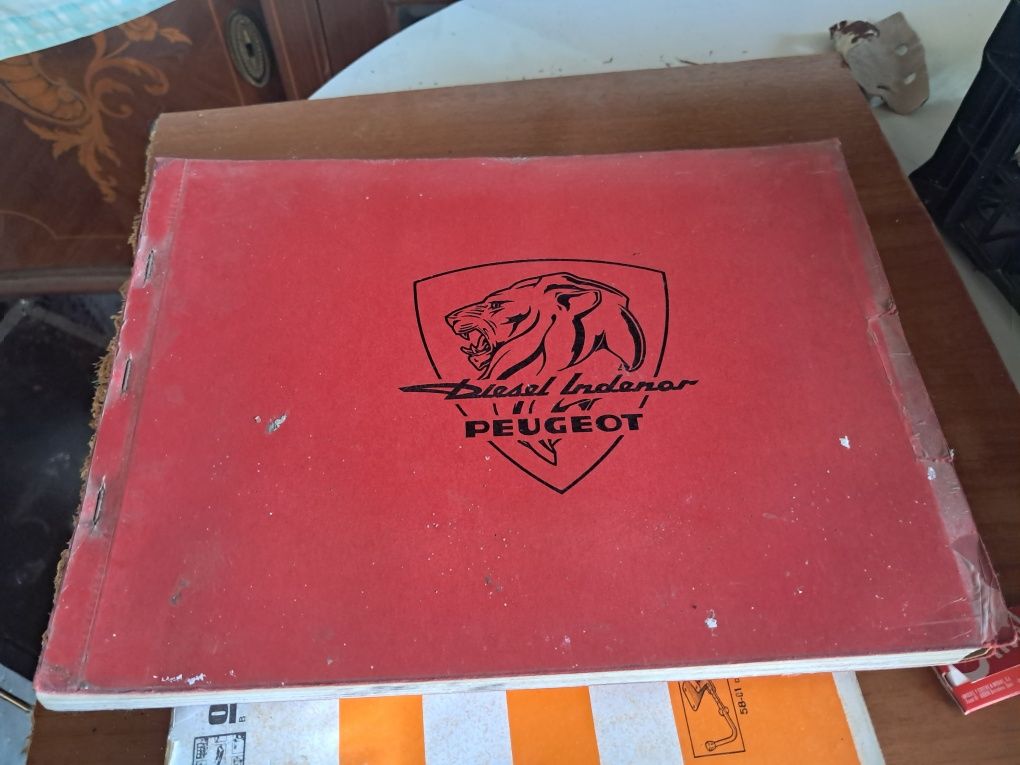 Livro antigo da Peugeot
