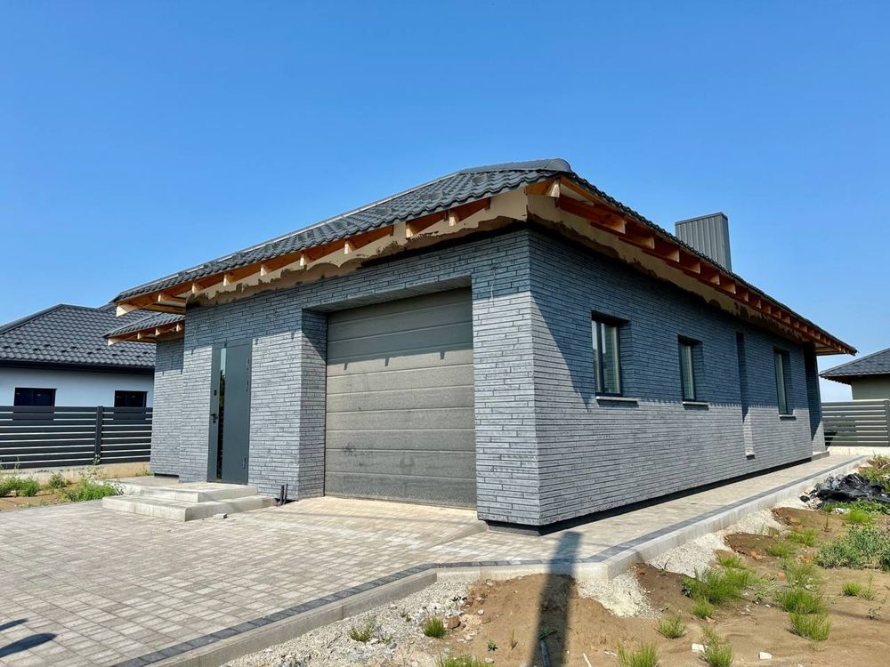 Продам американку з гаражем та комунікаціями.Класне розташування.