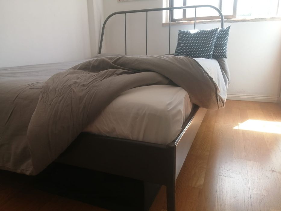 Cama de casal em aço-inox IKEA c/ estrado