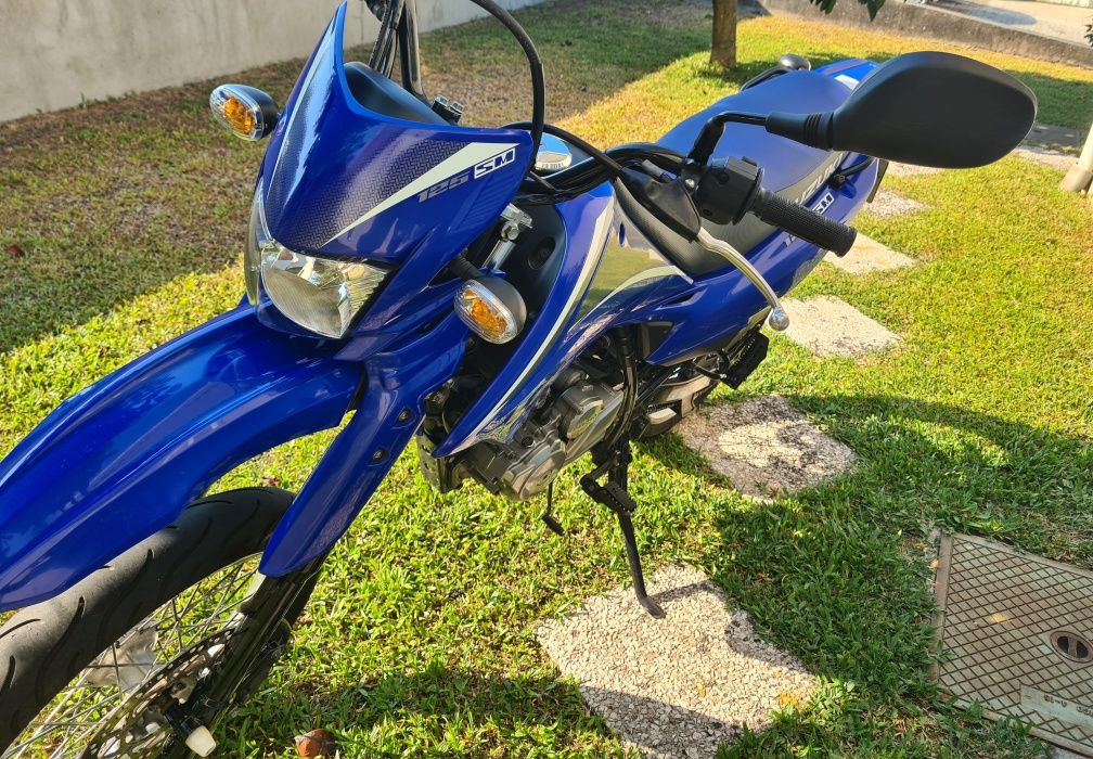 Vendo Suzuki DR 125SM original com oferta escape rendimento completo.
