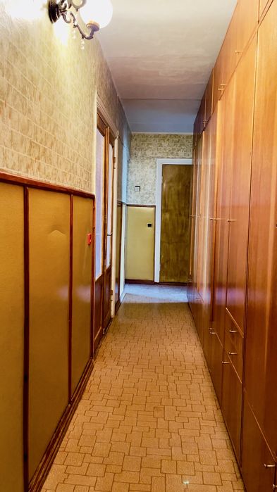 Продається трикімнатна квартира