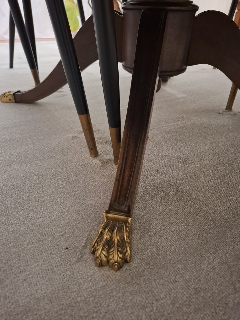 Mesa de jantar com pés metálicos