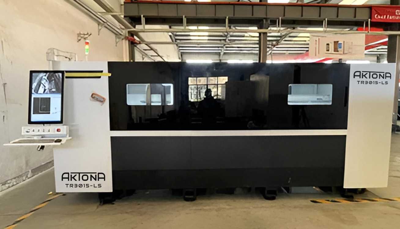 Laser Fiber 2 kW, 1500x3000 mm. Wycinarka laserowa zamknięta.