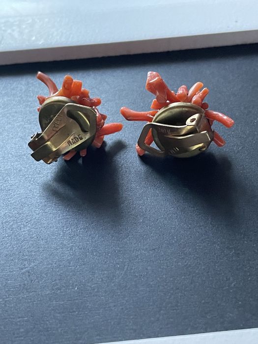 Piękne stare klipsy z naturalnym koralem.