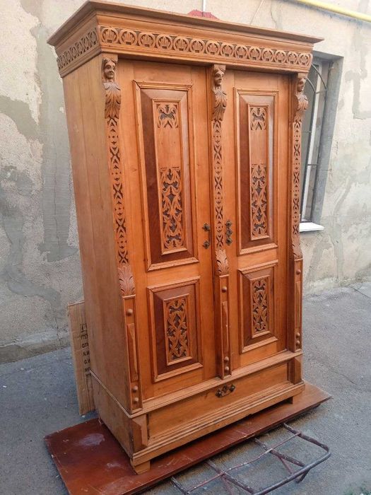 Шкаф антикварный резной.
