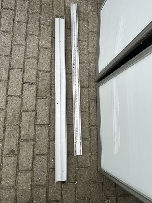 Dzwi przesuwne pod zabudowe biale szklane