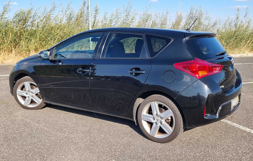 Toyota Auris 1.4D Comfort Pack Sport 2015: muito económico e só 1 dono