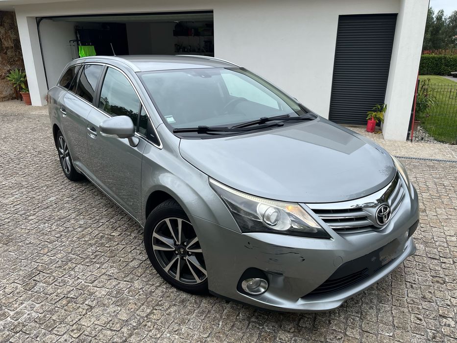 Toyota Avensis 2.0 D4D SW 2013 | Carrinha Familiar Fiável e Económica