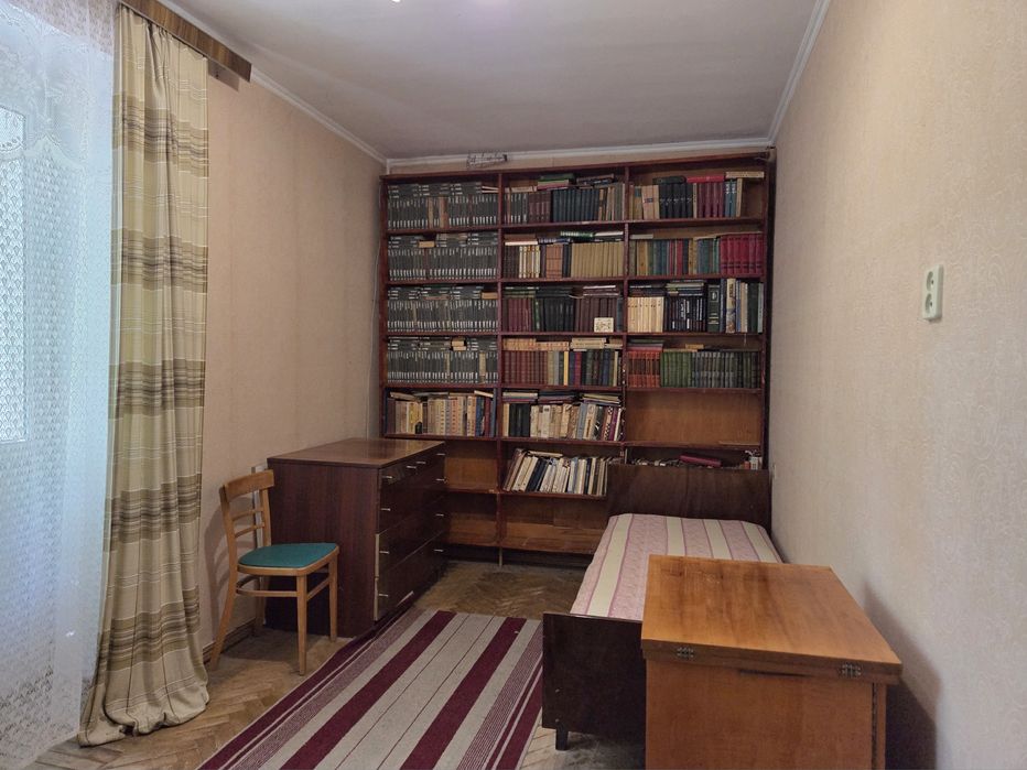 Продається 2 -кімнатна квартира по вул Сенчева.