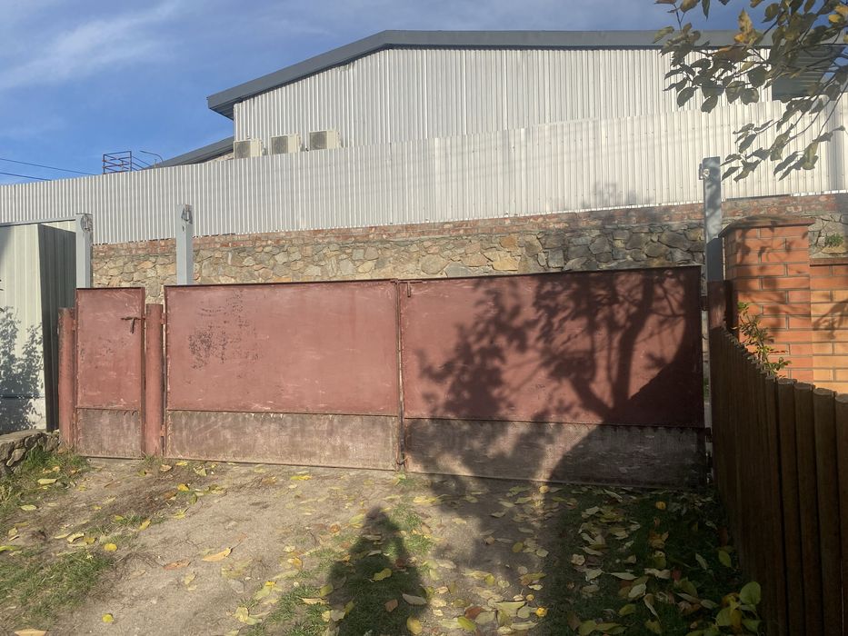 Ворота металеві в хорошому стані якісний матеріал продається з усім.