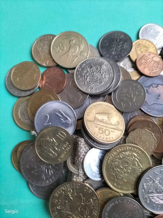 100 moedas diferentes de 40 países. Лот 25