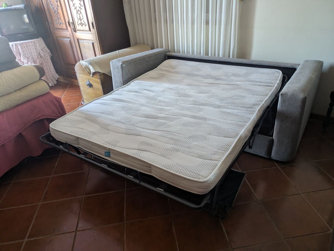 Sofá cama semi novo que não pode ficar cá