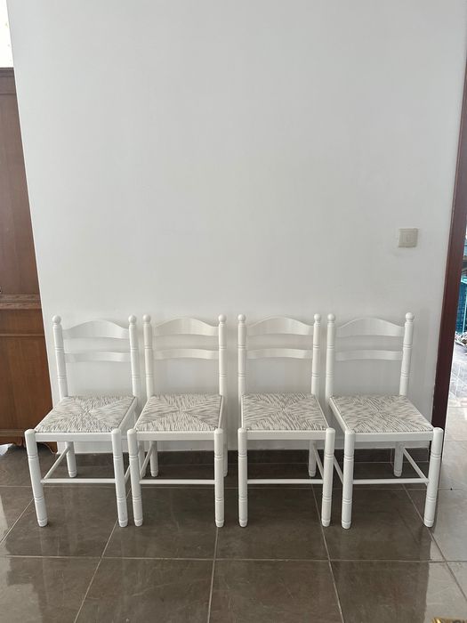 4 Cadeiras Brancas para Sala ou Cozinha em bom estado