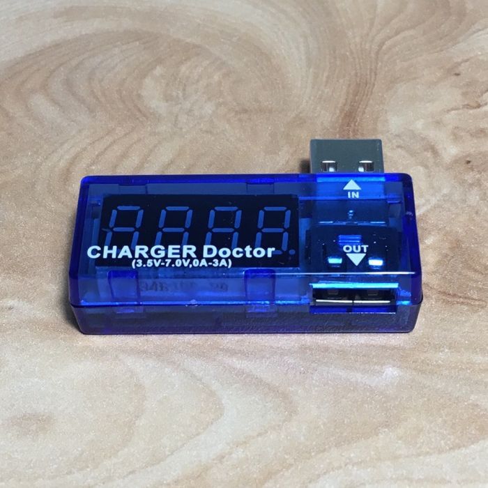 Detetor de voltagem / amperagem USB
