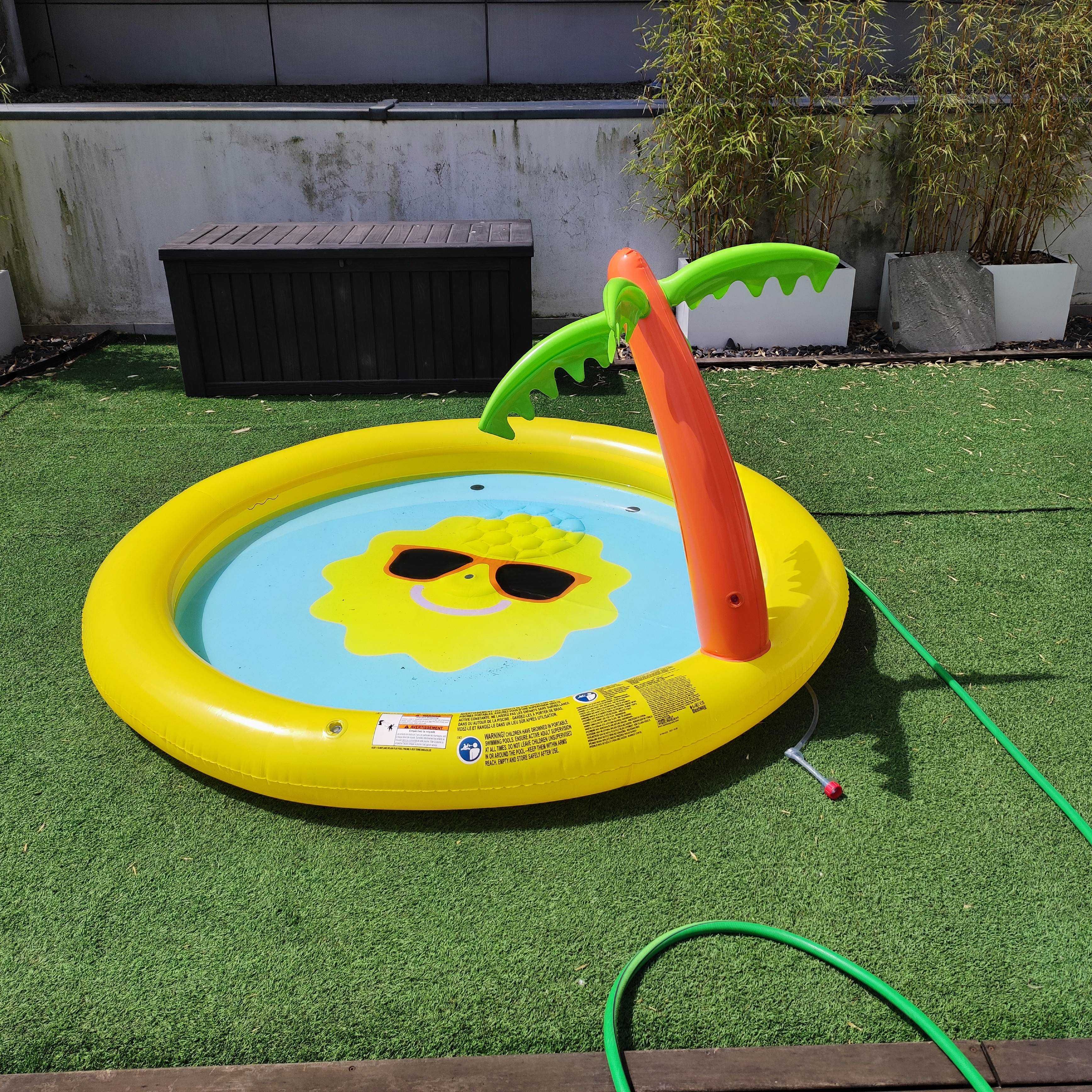 Piscina insuflável infantil, com bomba para encher