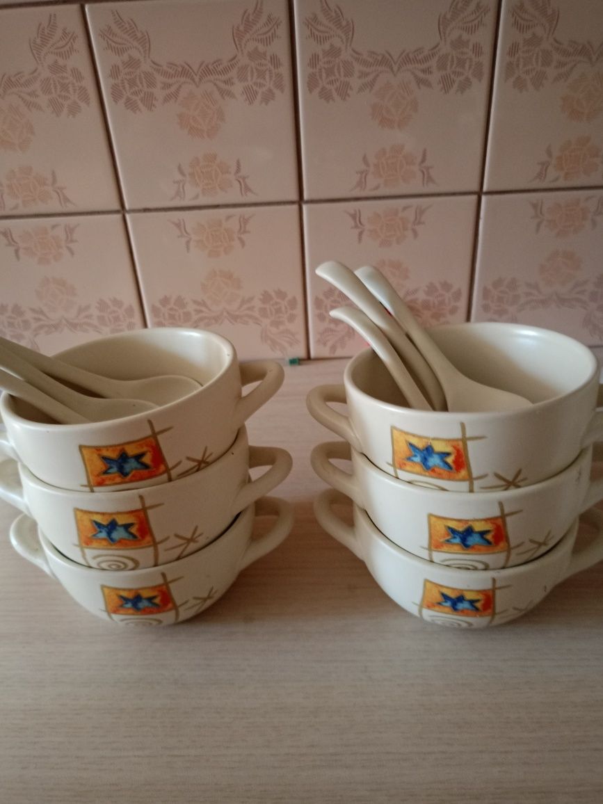 Piękny zestaw stołowy z kamionki.