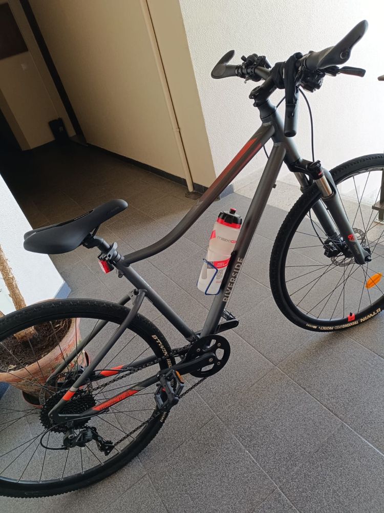 Bicicleta de trekking Riverside 900