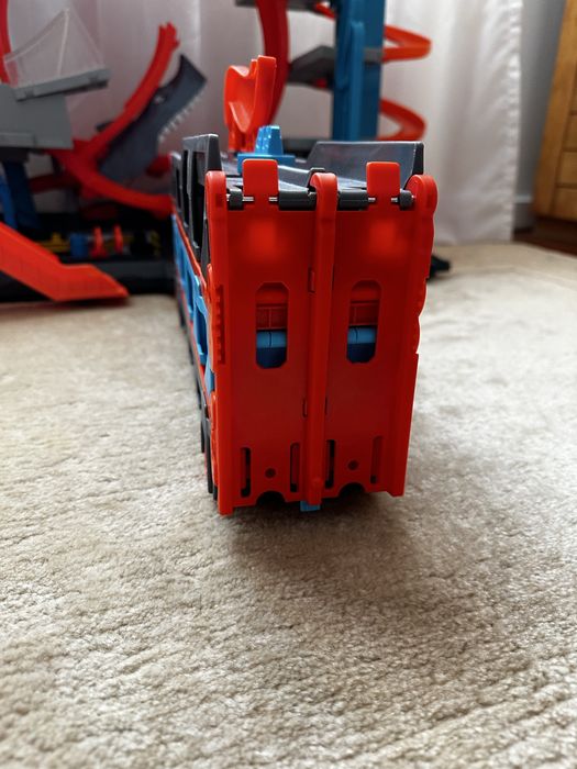 Camião/pista Hot Wheels.