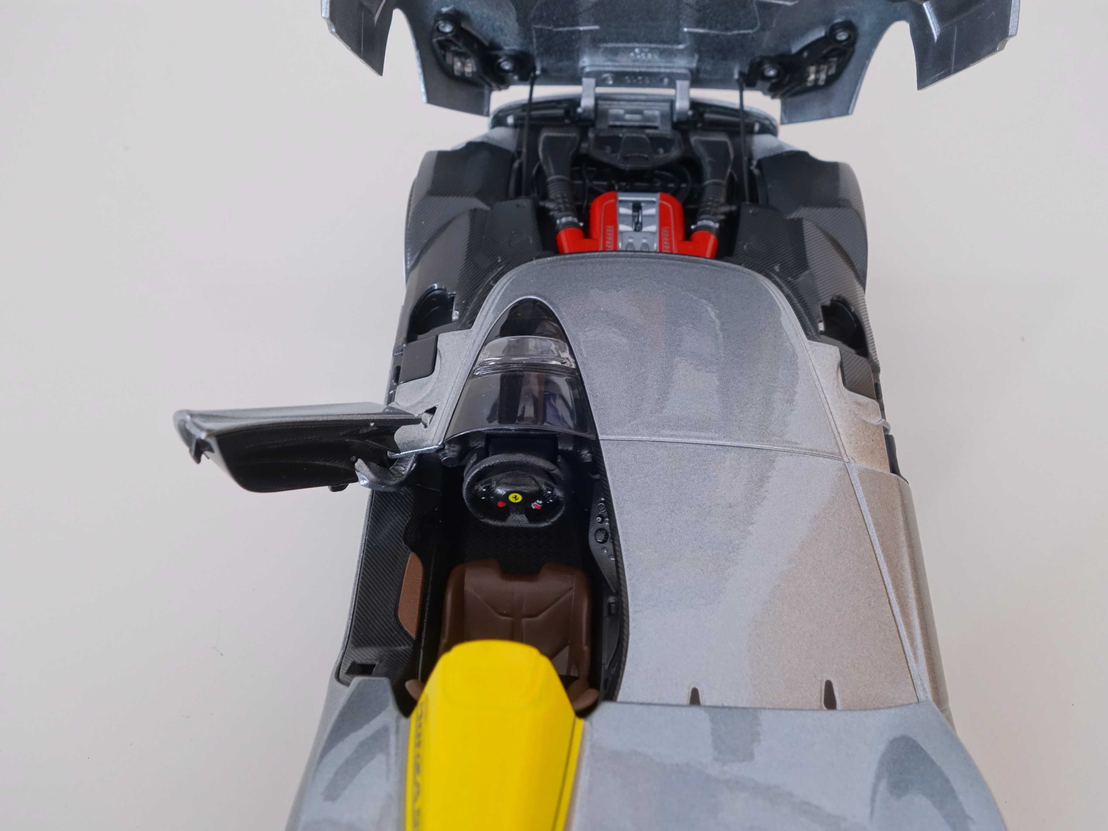 Miniatura de coleção Ferrari SP1, escala 1:18 - Burago