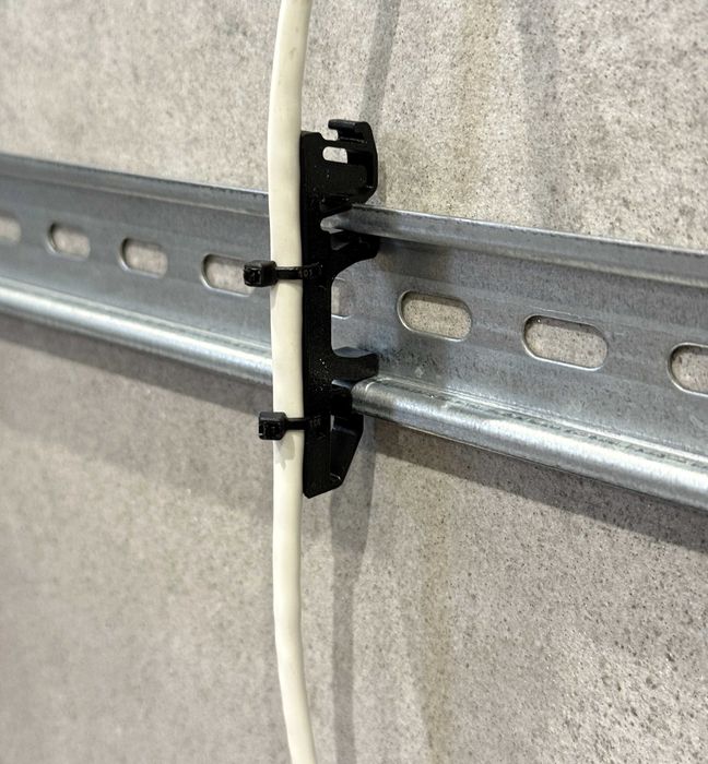 Uchwyt, prowadnica kabla na szynę DIN 35 mm – grubość 6 mm