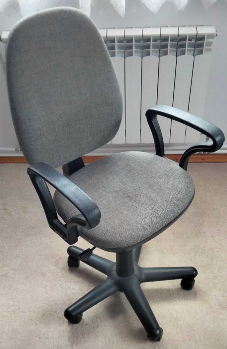 Fotel biurowy obrotowy na kółkach