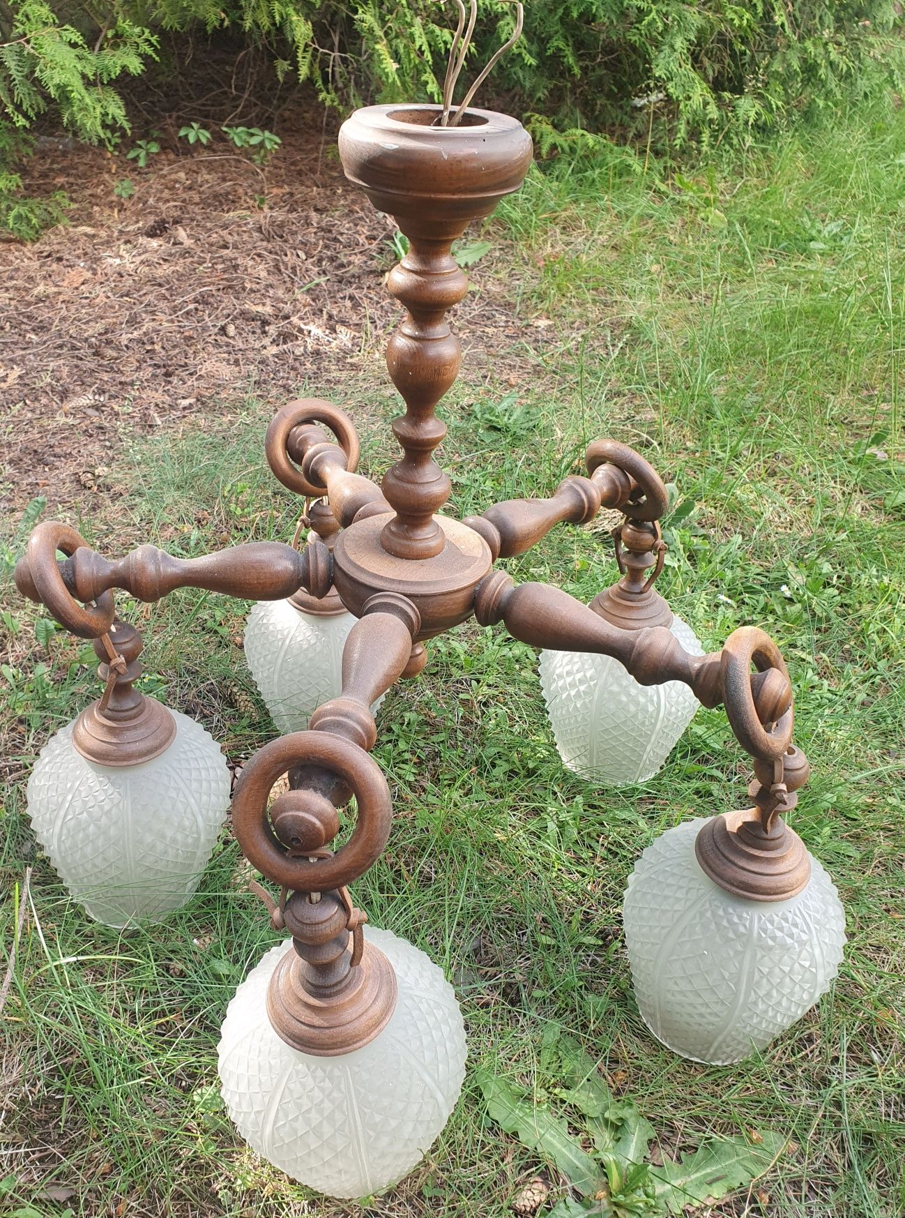 Lampa wisząca drewniana z szklanymi kloszami .Stara.