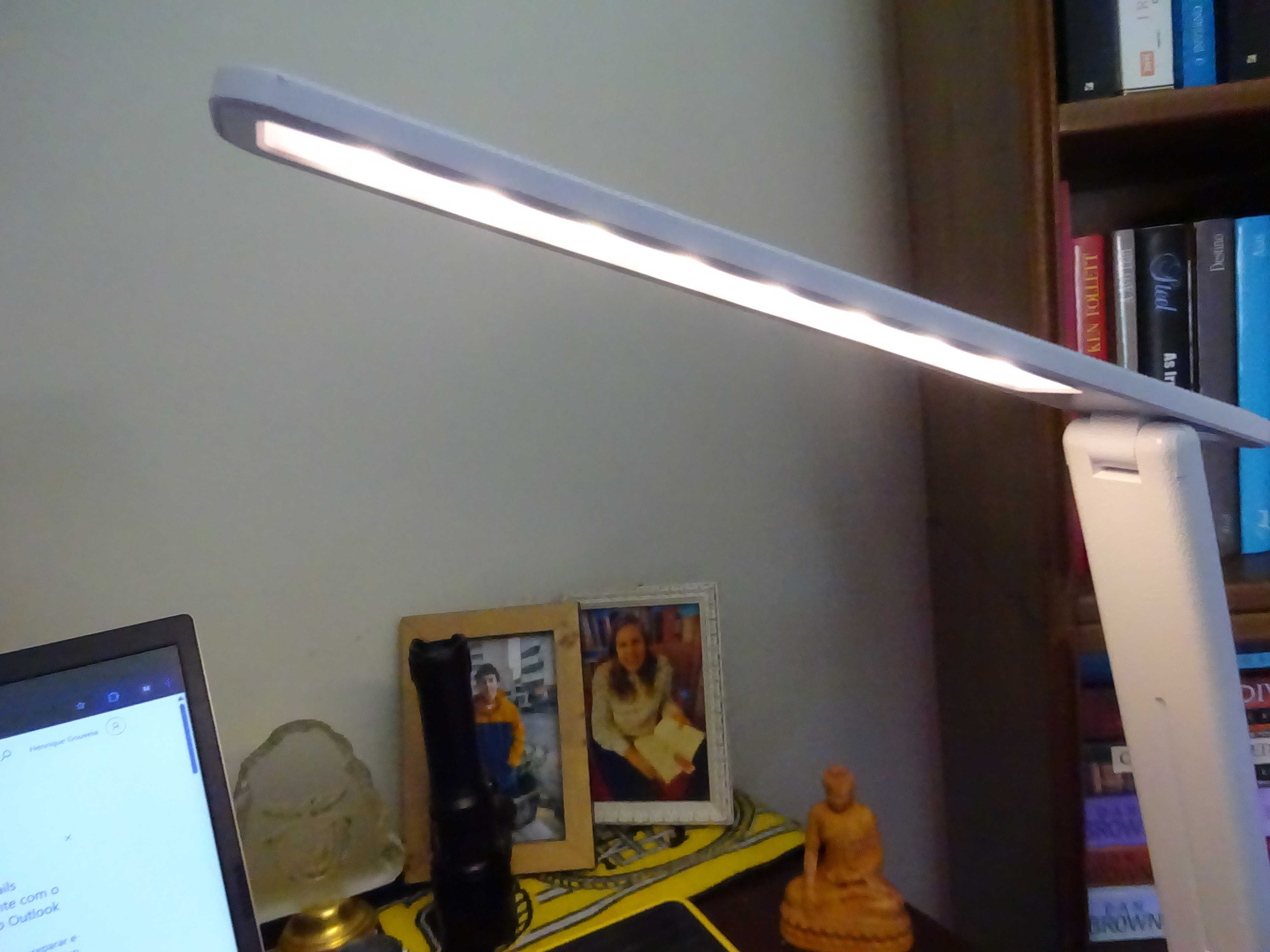 Candeeiro  para secretária, mesa de cabeceira ou de trabalho.