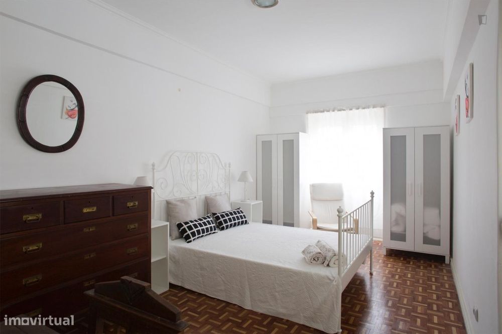 96976 - Quarto com cama de casal, com varanda...