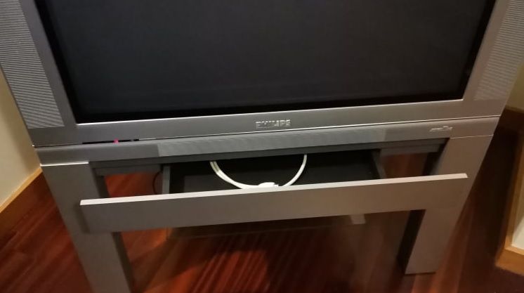 TV Philips 32´´ pixel plus wide screan TV com móvel original