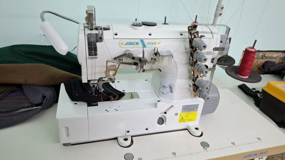 Швейна машина, розпошивальна Jack з серводвигуном. Оверлок Juki Siruba