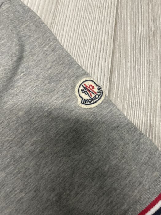 Koszulka basic Moncler z patką na ramieniu