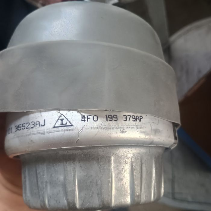 Подушка двигуна Audi a6с6 2.4 BDW