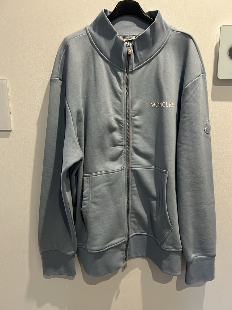 Dres błękitny z napisem Moncler