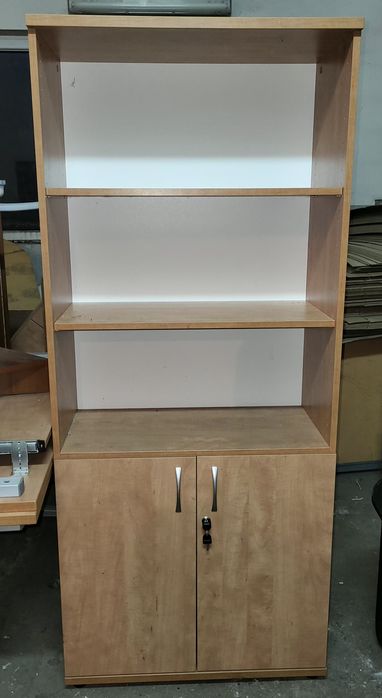 Regał wysoki biurowy w dobrym stanie