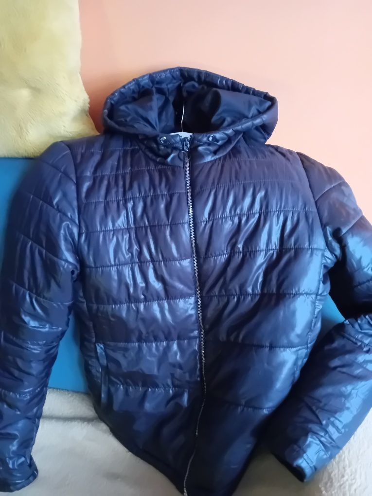 Kurtka pikowana z kapturem Bershka