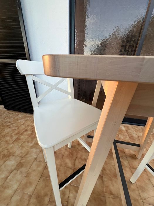 Mesa alta + duas cadeiras altas com encosto IKEA