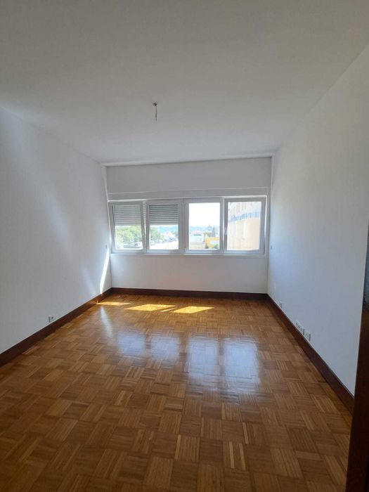 Arrendo apartamento T2 no Restelo