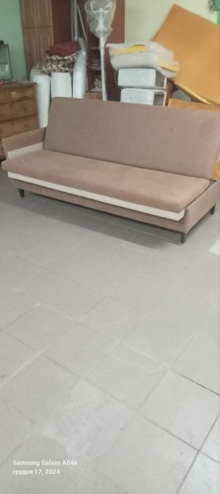 Диван на поролоні.