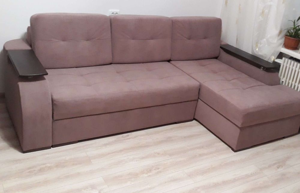 Продам кутовий стильний вмістимий диванчик з двома нішами для речей!