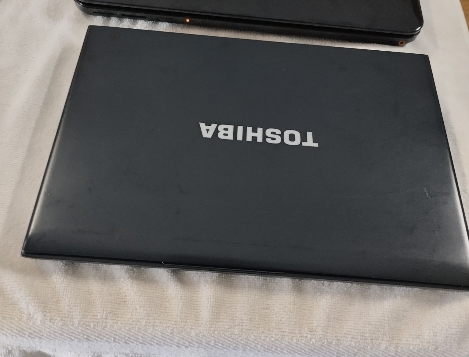 Portátil TOSHIBA. R830