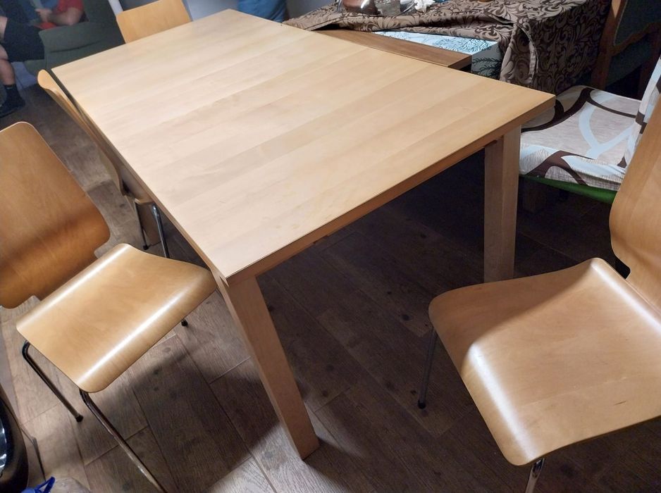 Conjunto de mesa e cadeiras