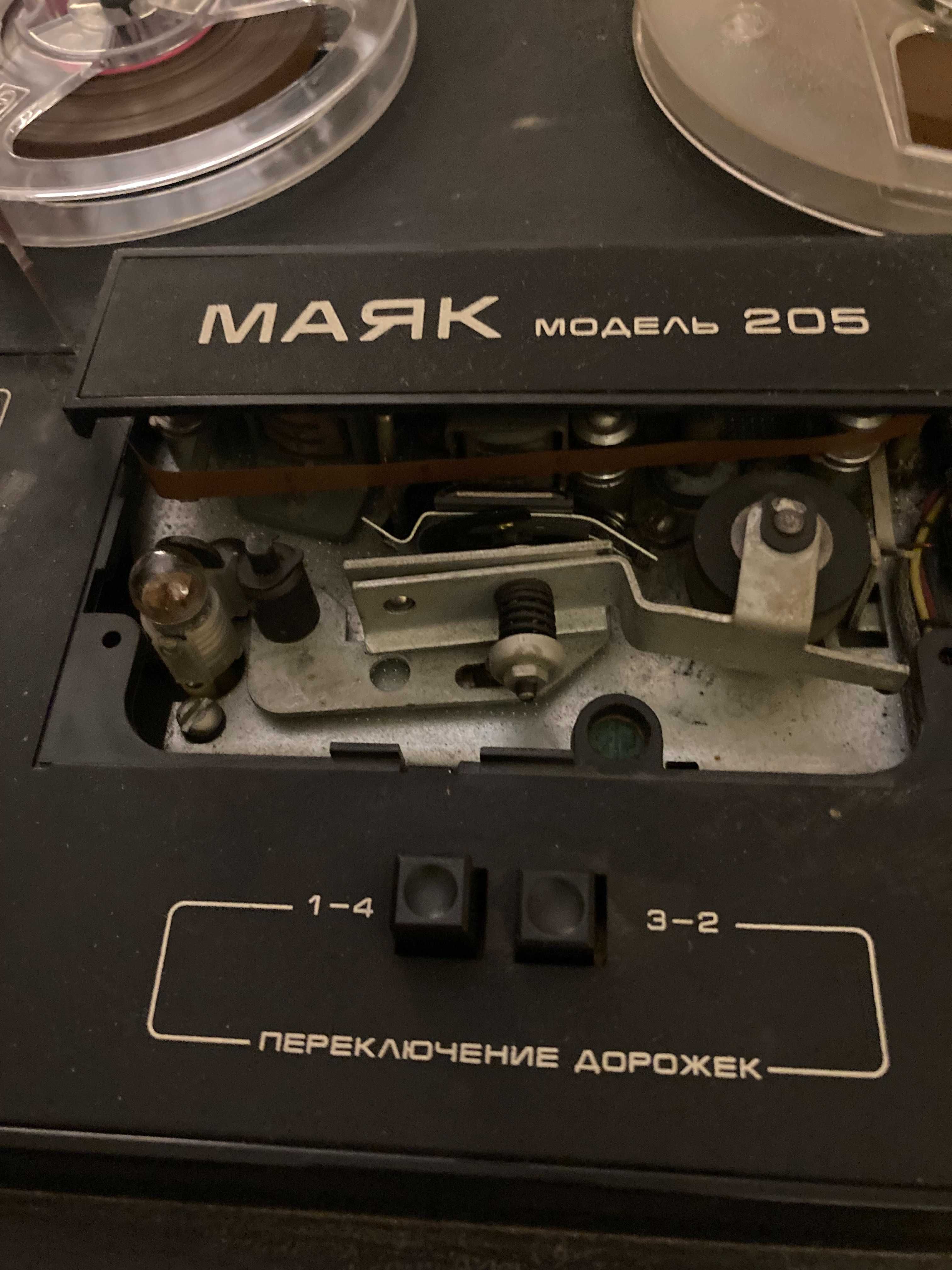 Катушечный стереофонический магнитофон "Маяк-205".