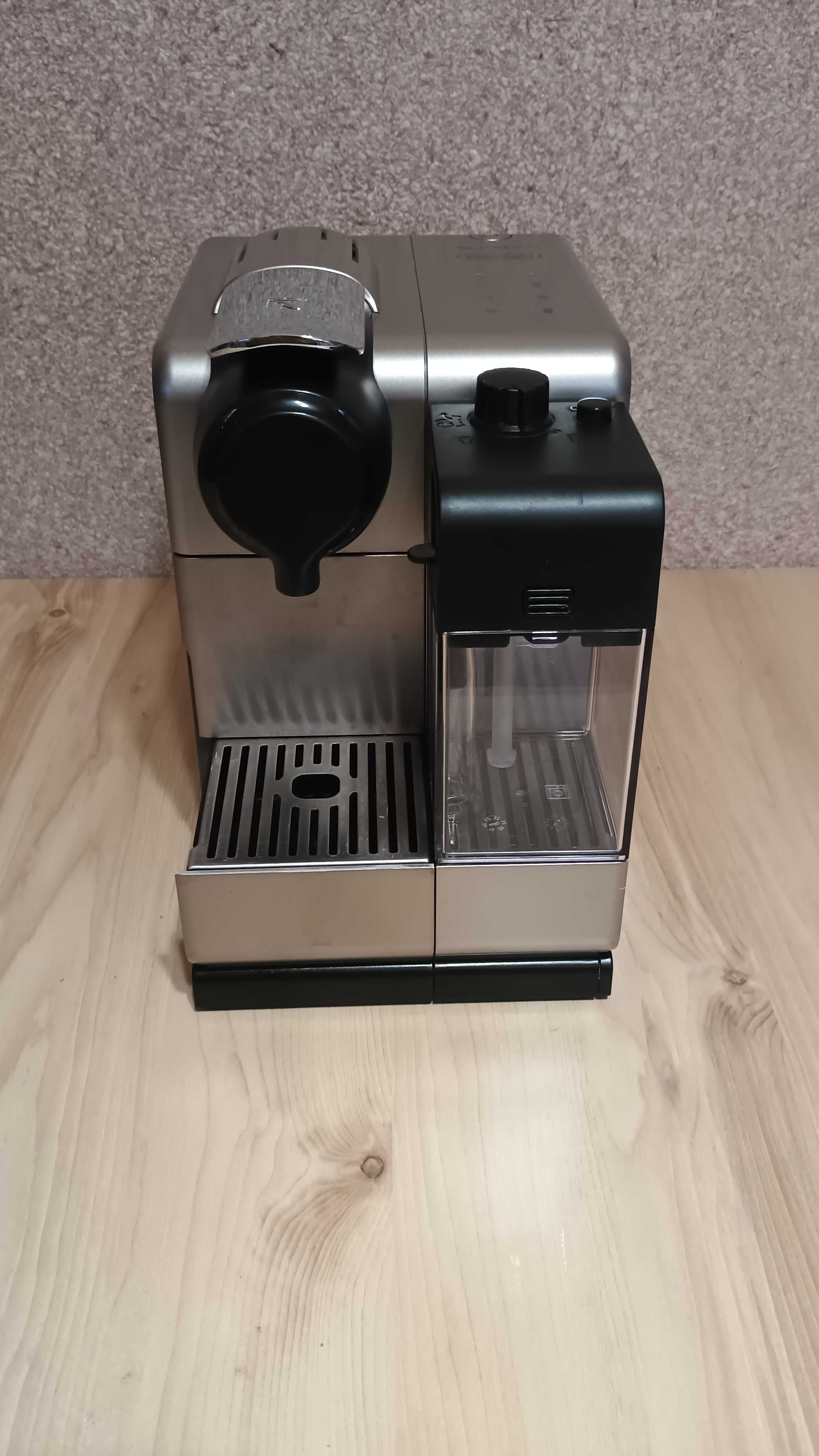 Капсульная кофемашина  Nespresso Lattissima Touch EN560 с молочником