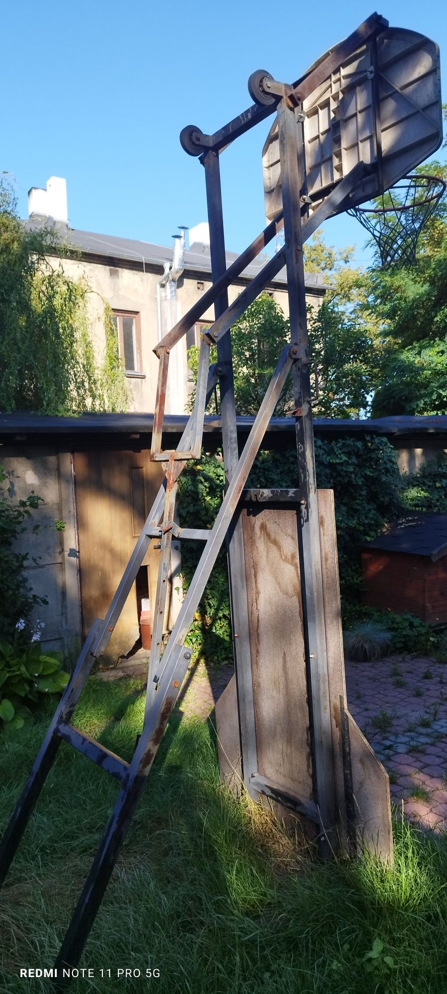 Solidny metalowy kosz do koszykowki tablica