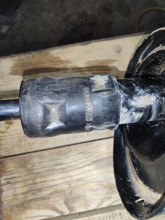 Передние амортизаторы на Subaru Outback 2013 года. Родные.