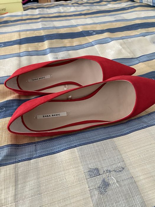 Sapatos encarnados em camurça completamente novos